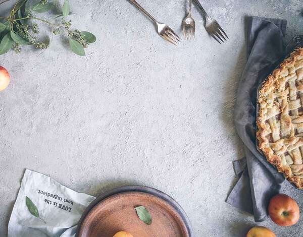 Bol de petit déjeuner avec fruits frais et ingrédients naturels sur une table blanche